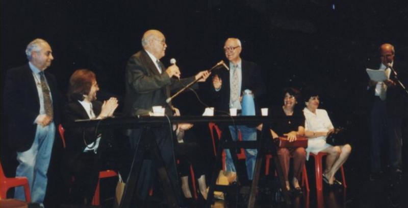 Teatro York, Vicente López. En la mesa: Prof. Ariel Bernasconi y Dr. Guillermo León, Vicente López. Sentadas: Prof. Haydee Epifanio y Sra. Norma.  Locución: Sr. Arturo.